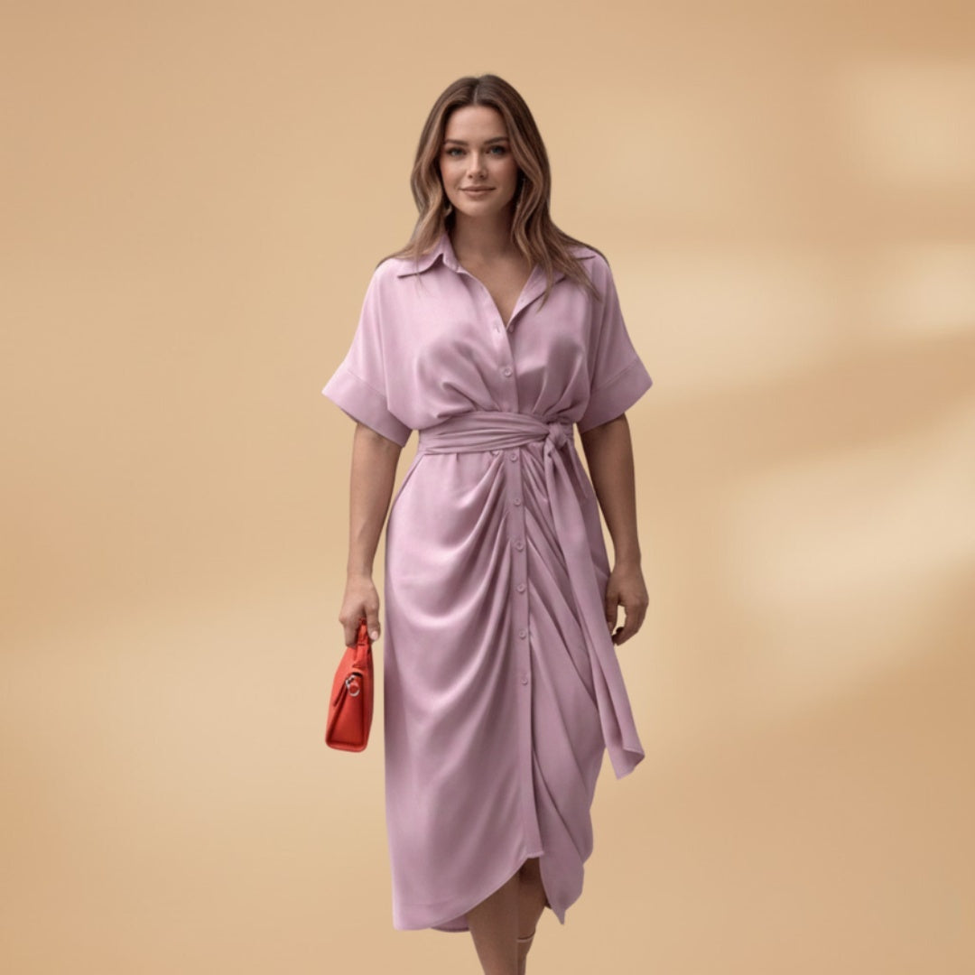 Vestido midi estampado floral, design camiseiro feminino, com laço na cintura. Roupa elegante e casual.
