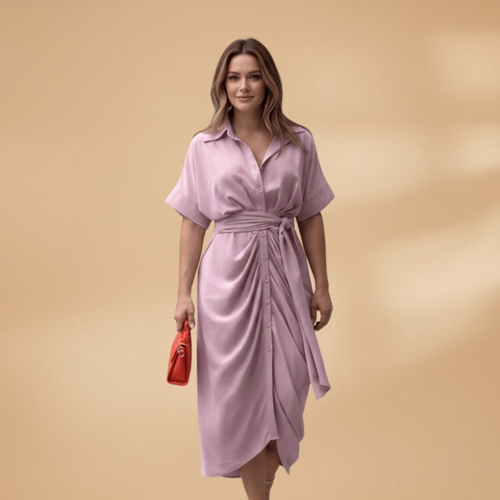 Vestido midi estampado floral, design camiseiro feminino, com laço na cintura. Roupa elegante e casual.
