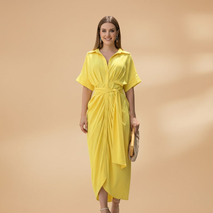 Vestido camiseiro midi feminino estampado para o verão. Com laço ajustável, oferece conforto e estilo.