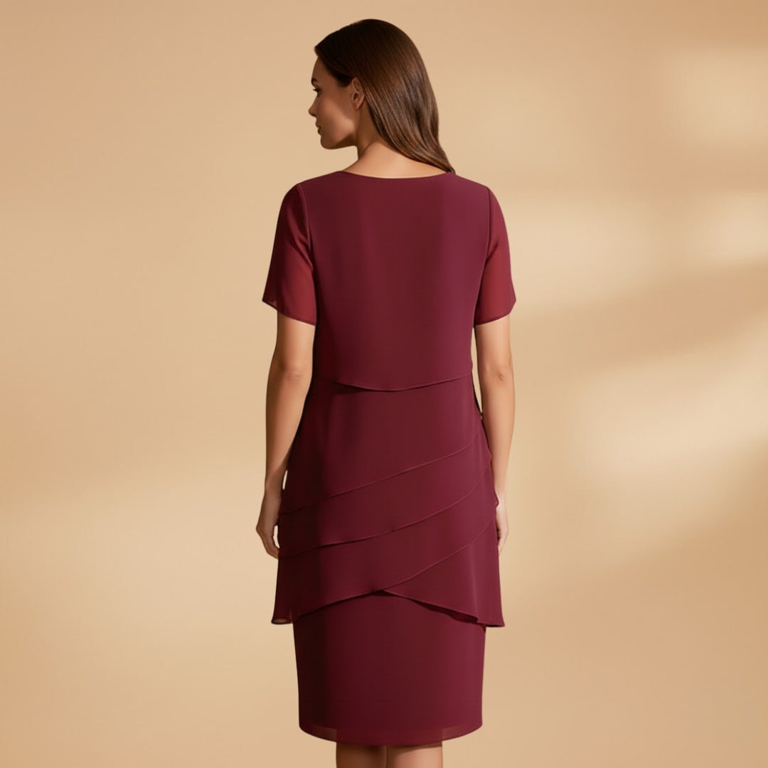 Vestido Midi de festa em tom caqui, com manga curta e corte elegante. Uma opção chique para mulheres.