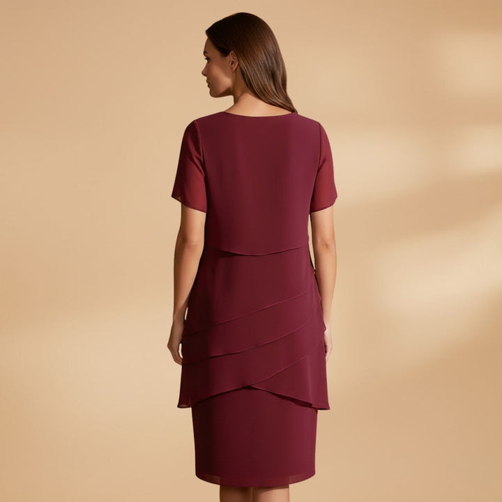 Vestido Midi de festa em tom caqui, com manga curta e corte elegante. Uma opção chique para mulheres.