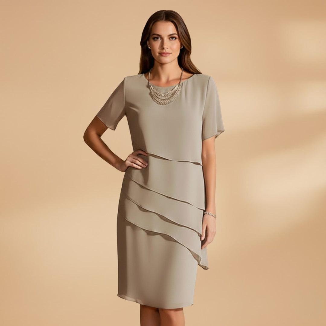 Mulher usando Vestido Midi de festa, manga curta, em tecido fluido. Conforto e elegância para sua celebração.