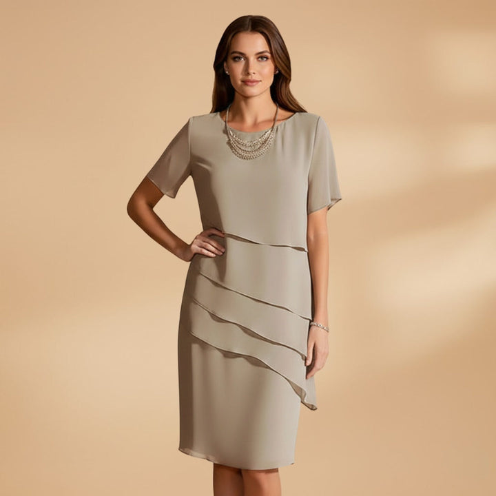 Mulher usando Vestido Midi de festa, manga curta, em tecido fluido. Conforto e elegância para sua celebração.