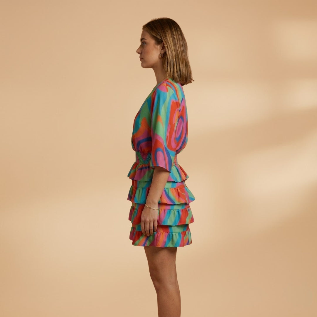 Vestido Midi Elegante com Decote V e Folhos. Estampa vibrante ideal para eventos sociais e festas.