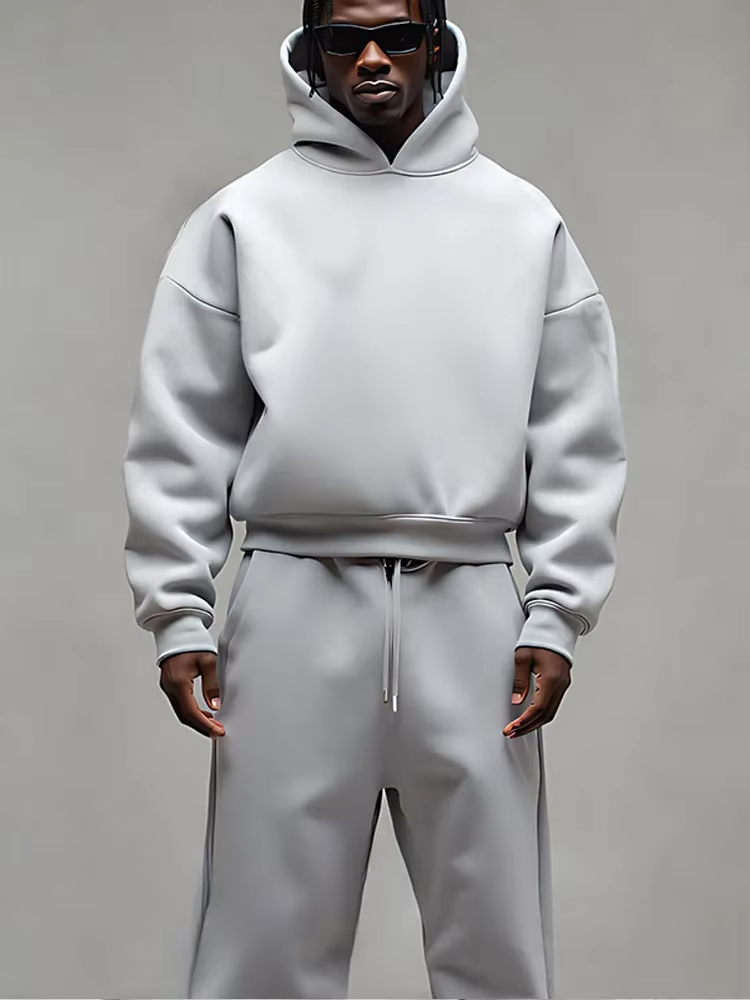 Conjunto desportivo masculino de corte oversize, com hoodie e calças, para máximo conforto e estilo relaxado.