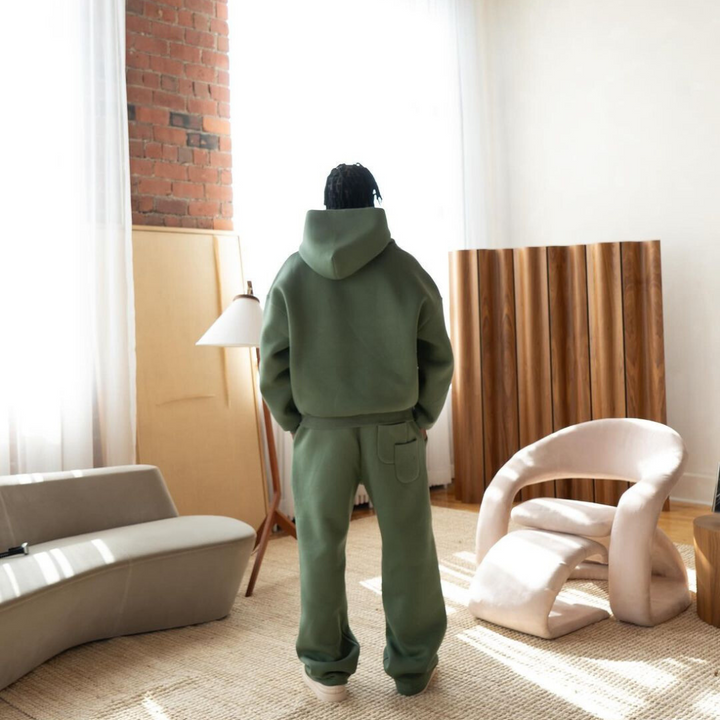 Estiloso conjunto desportivo masculino oversize com capuz e calças, une conforto supremo e tendência streetwear.