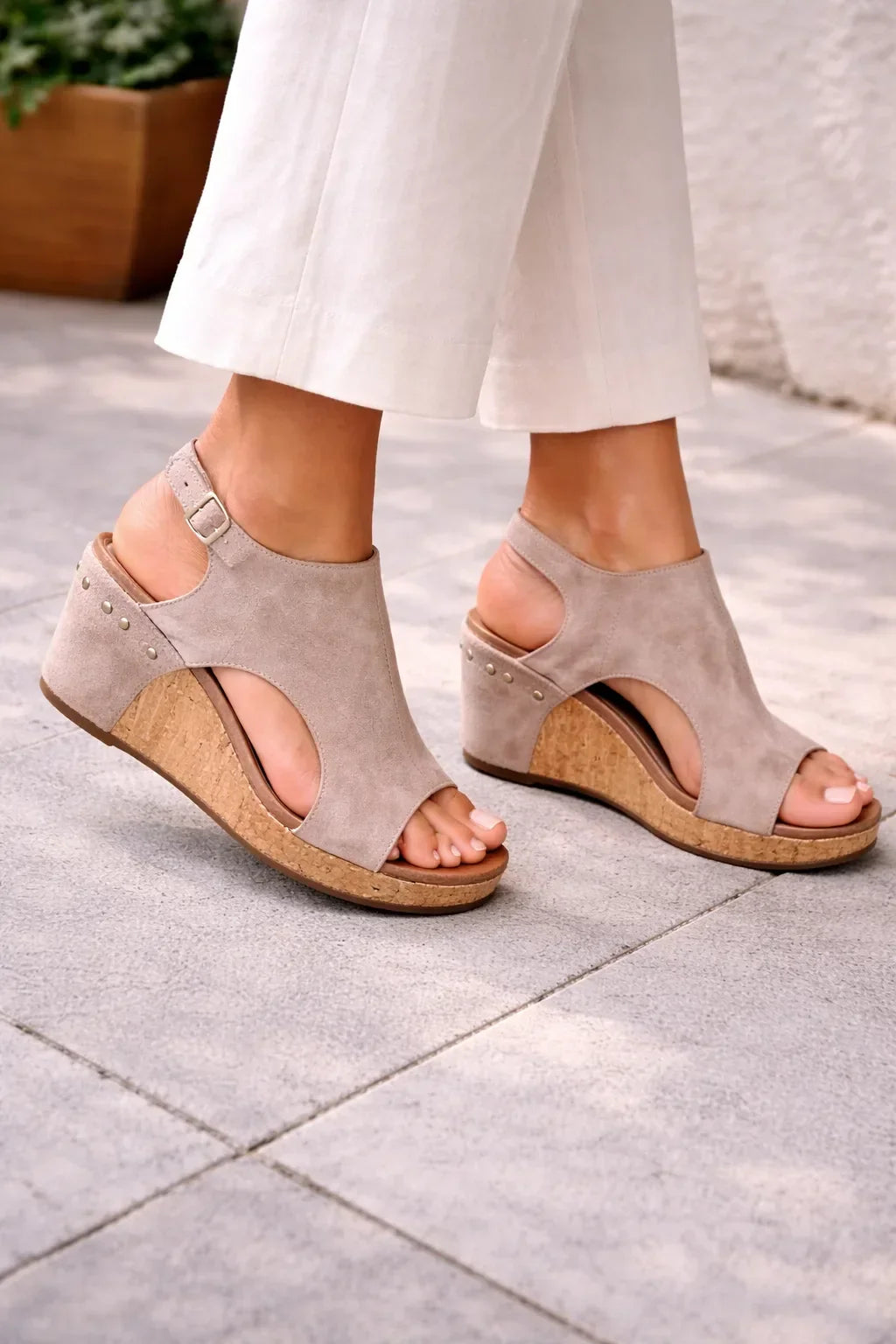 Sandália plataforma feminina com salto cortiça, design recorte e tira tornozelo. Ideal para verão.