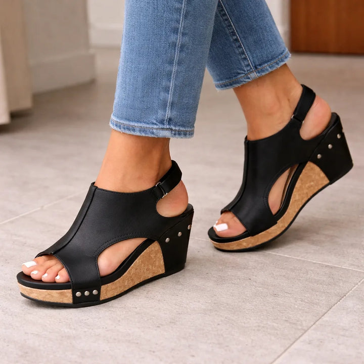 Sandálias femininas de verão, plataforma com salto cortiça e design recorte para um look fresco.