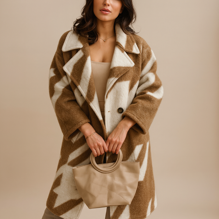Estiloso casaco feminino estampado, modelo oversized, longo, perfeito para um look statement.