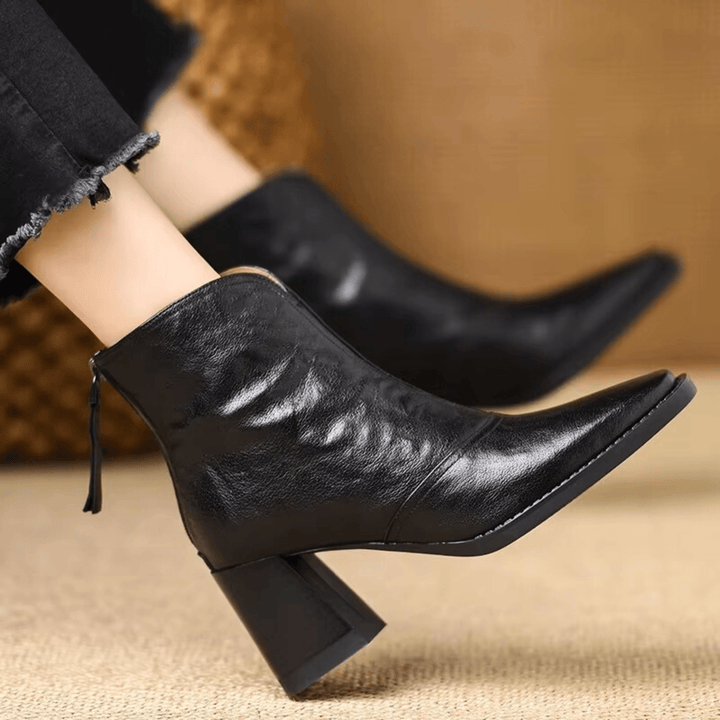 Calçado: botins femininos de tacão médio, textura premium. Confortáveis e elegantes para outono/inverno.