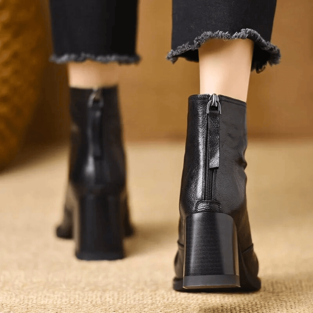 Par de botins femininos pretos e castanhos de tacão médio, versáteis para moda e conforto.