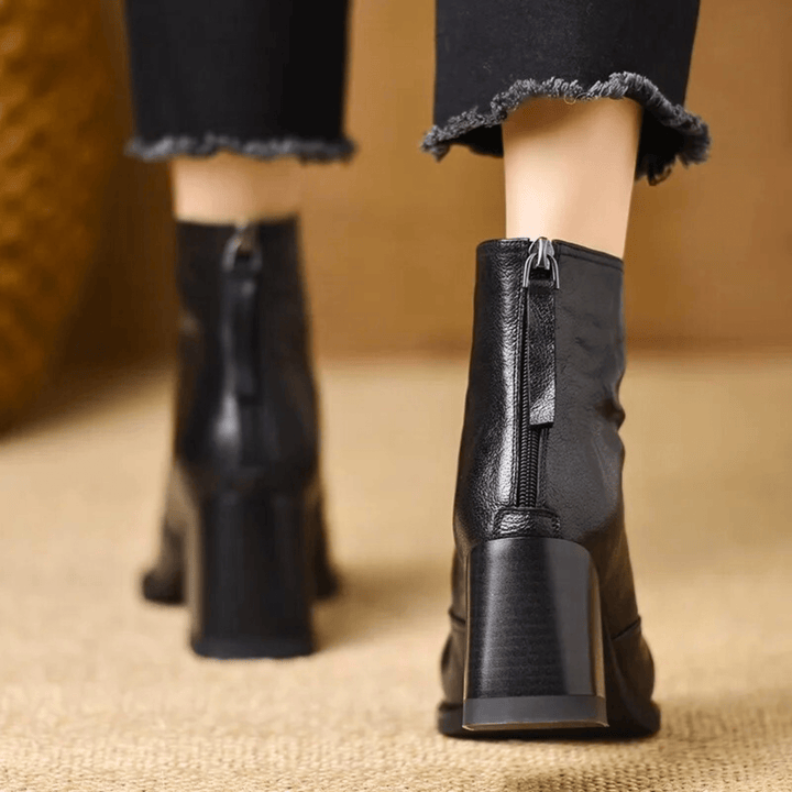Par de botins femininos pretos e castanhos de tacão médio, versáteis para moda e conforto.