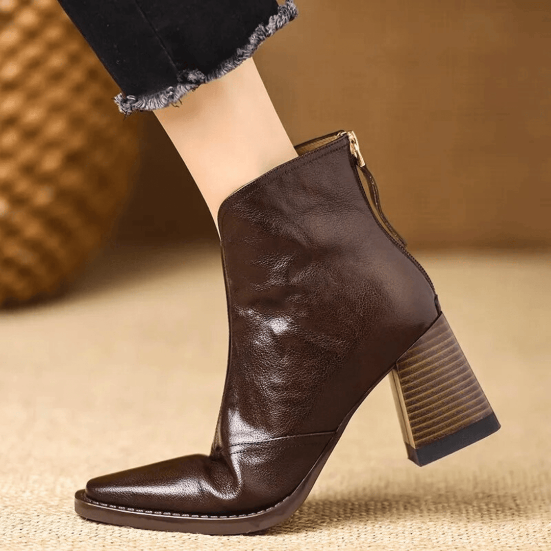 Botins femininos castanhos de tacão médio, elegantes e confortáveis para look de outono.