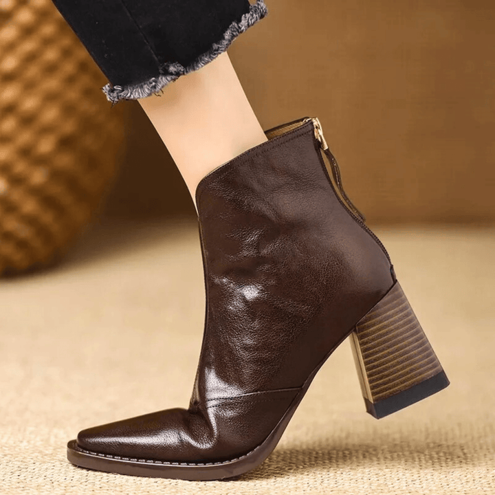 Botins femininos castanhos de tacão médio, elegantes e confortáveis para look de outono.