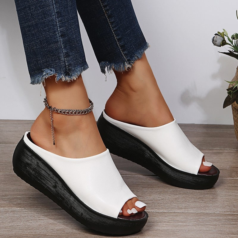 Sandálias ortopédicas femininas elegantes com suporte para pé e conforto acolchoado. Calçado ideal para o verão.