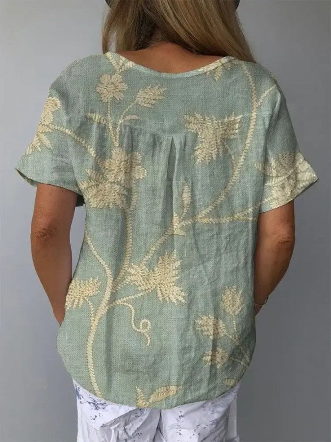 Blusa feminina casual com estampa floral retrô, tendência chique para o verão. Conforto e estilo arejado.