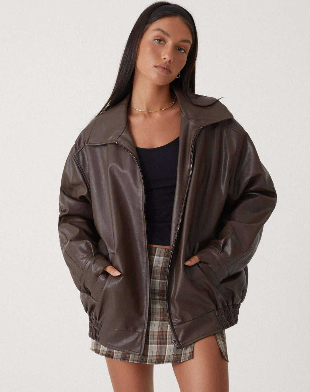 Jaqueta feminina ampla estilosa, perfeita para o dia a dia e look casual elegante.