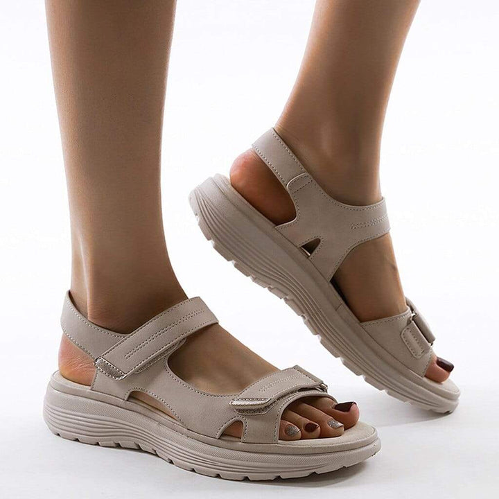 Sandálias de moda feminina Crisha, unindo estilo e bem-estar. Calçado ortopédico com foco em conforto no verão.