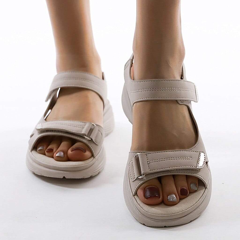 Sandálias Crisha para mulher com suporte de arco ortopédico. Perfeitas para caminhadas e lazer na praia no verão.