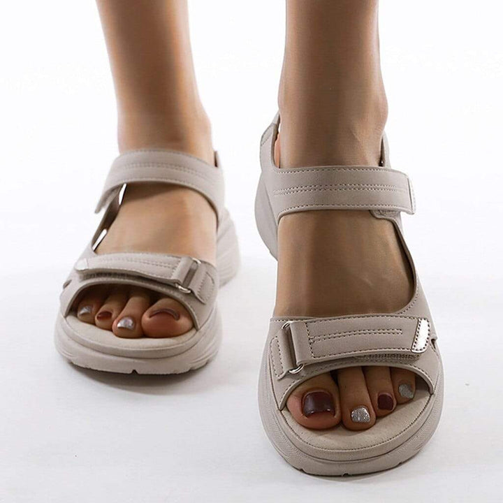 Sandálias Crisha para mulher com suporte de arco ortopédico. Perfeitas para caminhadas e lazer na praia no verão.