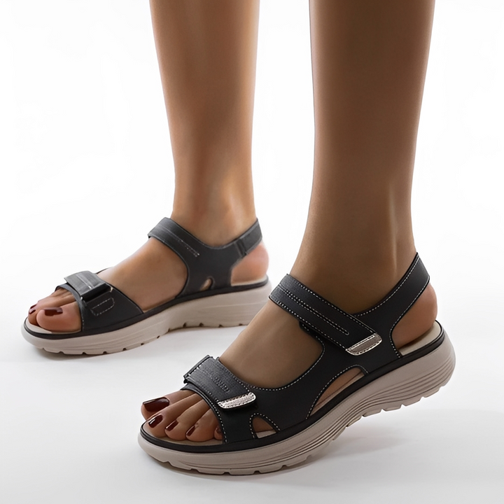 Chinelo sandália Florina para mulher, com design moderno e super confortável para dias de verão e lazer.