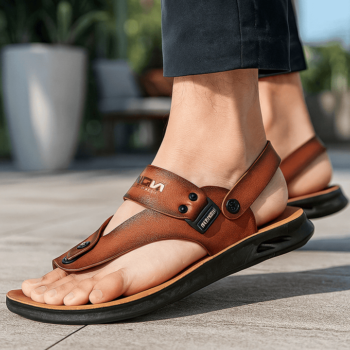 Sandálias masculinas casuais com fivela ajustável e palmilha macia para conforto diário. Perfeitas para verão.