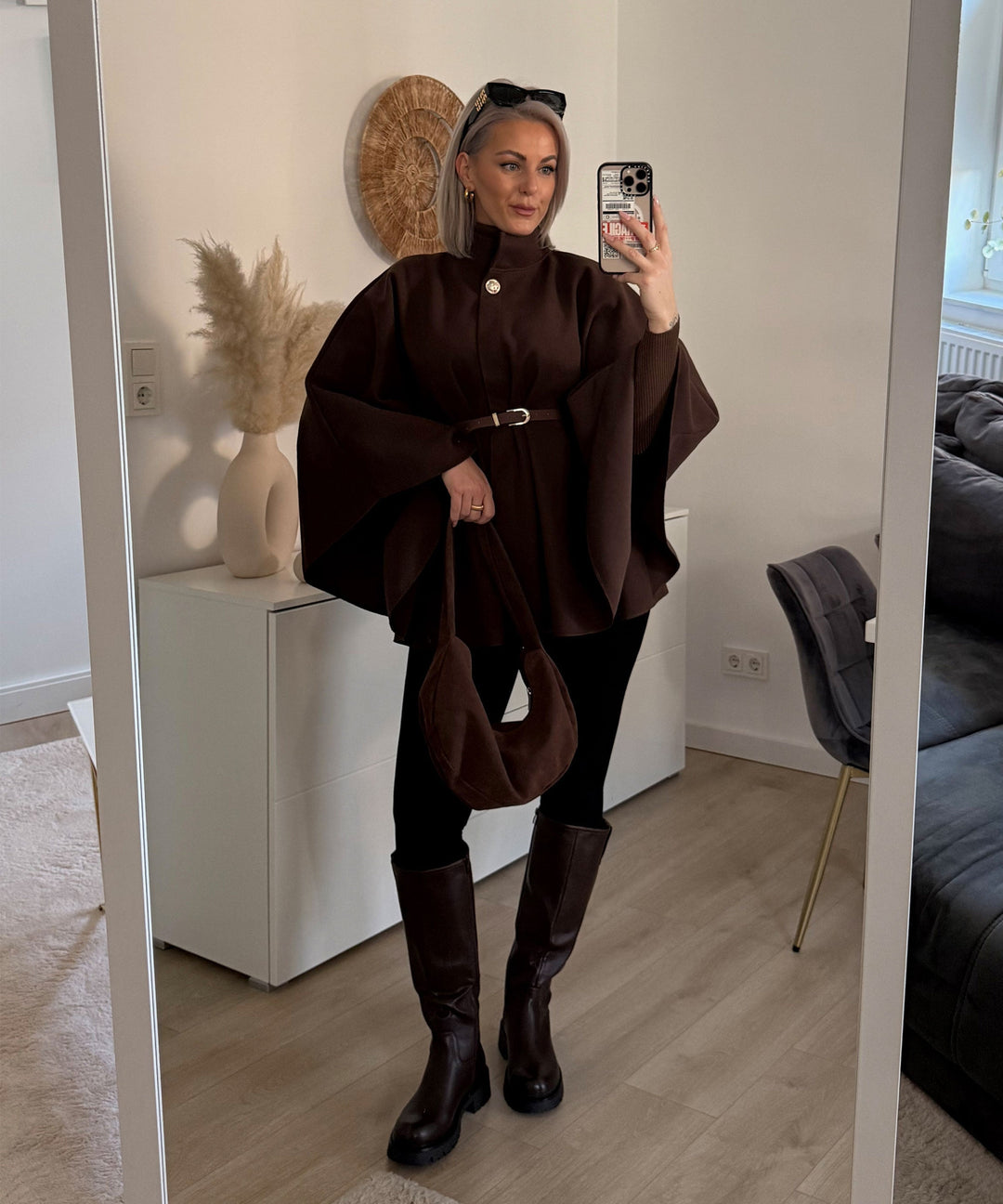 Bota marrom feminina casual e elegante, com salto confortável e aquecimento.
