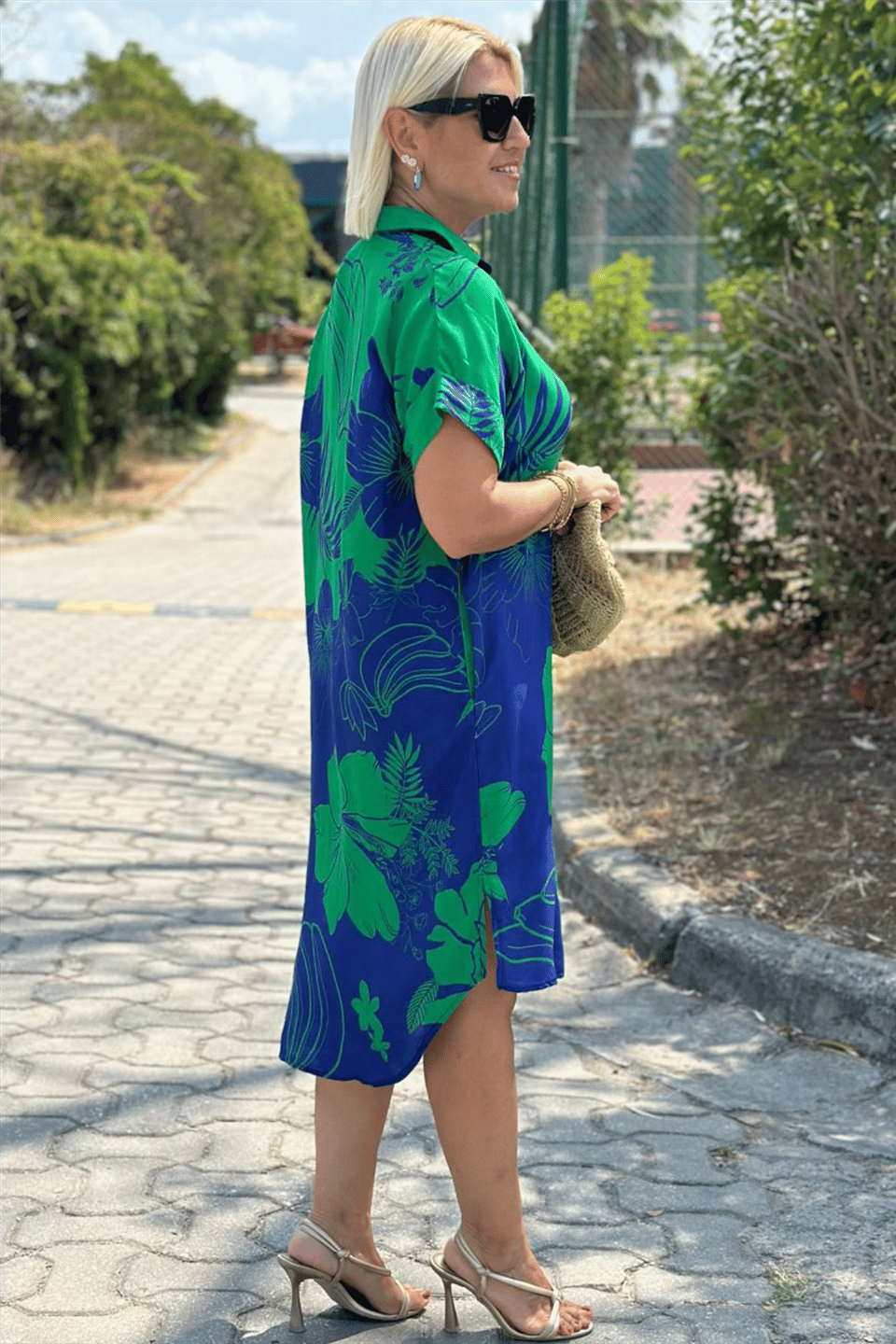 Vestido feminino estampado floral romântico em rosa e verde, confortável e casual para o verão. Roupa feminina versátil.