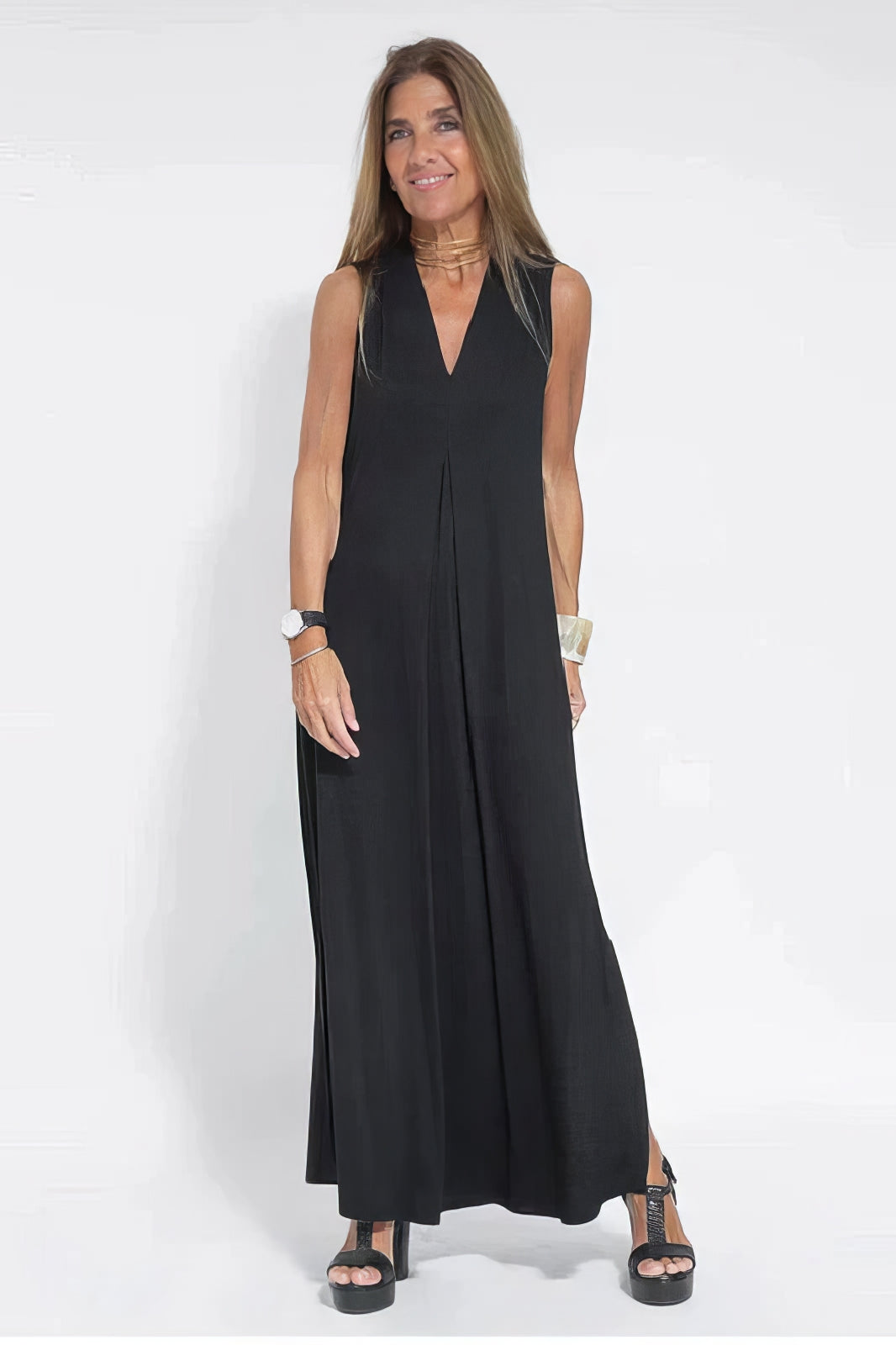 Vestido longo bege feminino e cardigan, roupa casual elegante. Conforto e estilo para primavera verão.