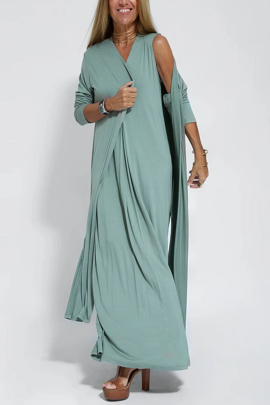 Vestido longo feminino elegante com cardigan combinando. Look completo e sofisticado para moda versátil.