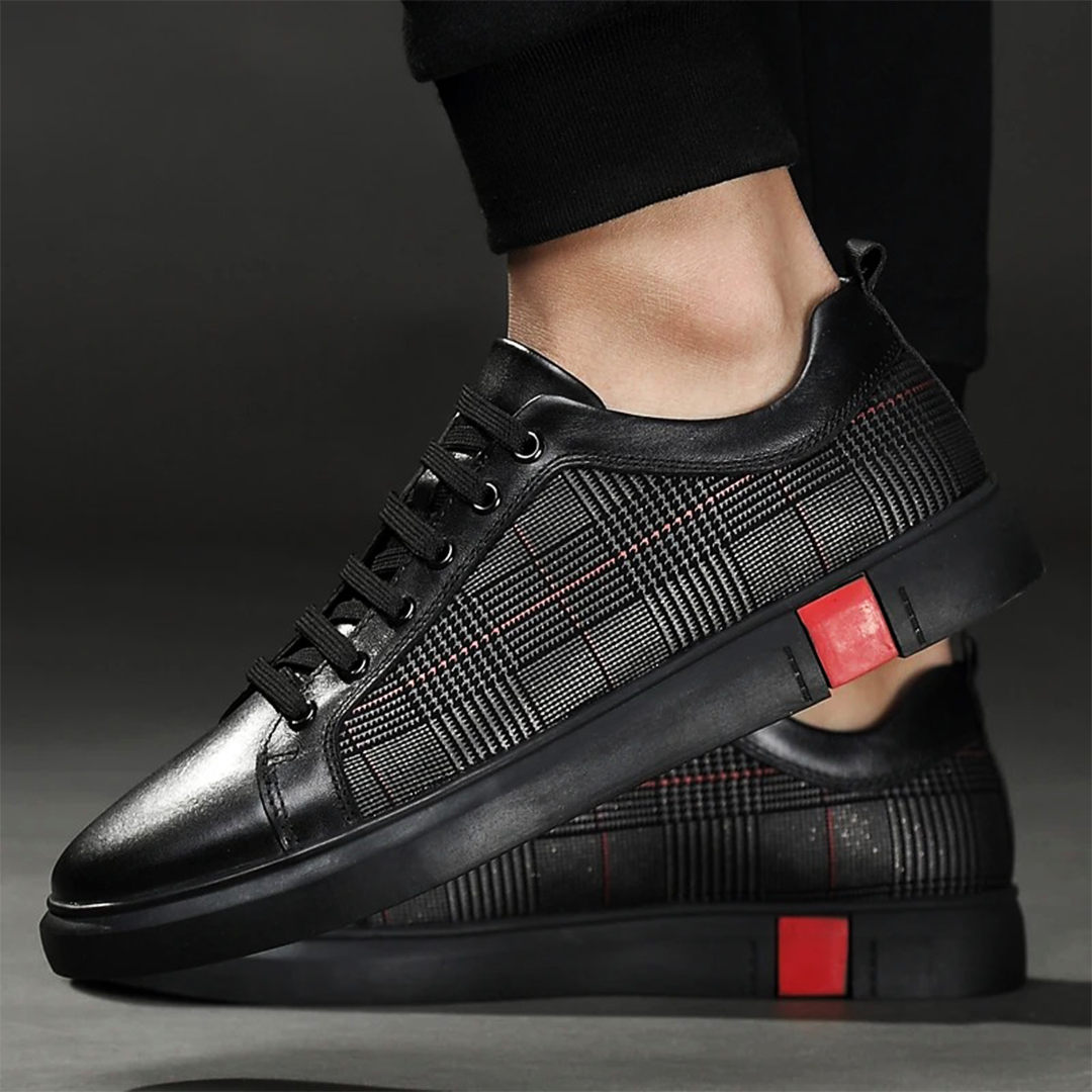 Calçado masculino casual preto versátil, tênis de cano baixo com cadarços. Ótimo para moda primavera-verão.