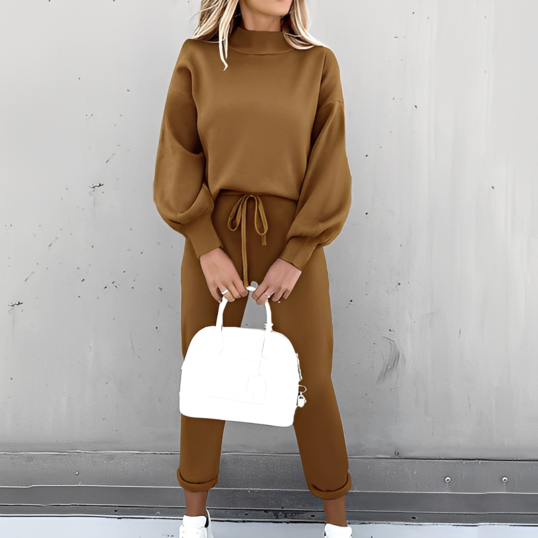 Loungewear feminino casual de duas peças. Conjunto de blusa e calça para relaxar com estilo e conforto.